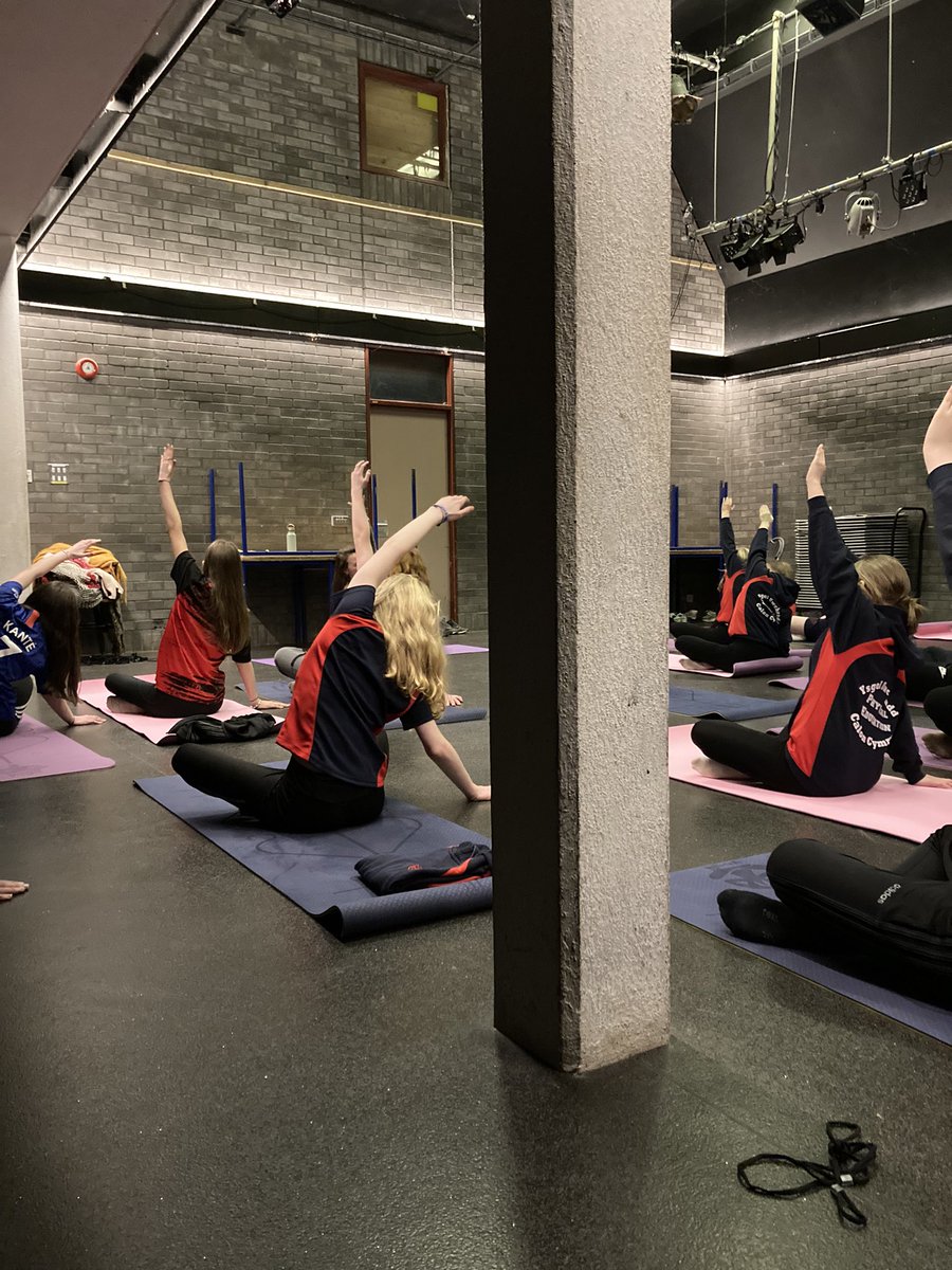 CodiCymru yn dysgu pobol ifanc Calon Cymru sut i ymlacio a symud y corff 😊

Codi Cymru teaching young people of Calon Cymru how to relax and move their bodies 😌