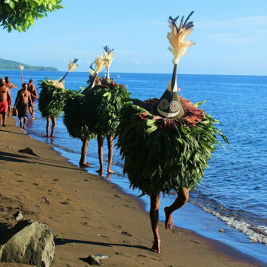 Kinavai at Baai village Rabaul. ‘Kinavai’ ceremony, which takes place at dawn and features the arrival of the Tolai ‘Tubans’ and ‘Duk-Duks’ on canoes to the sound of drums and singing.
📍 East New Britain Province 🇵🇬
📸@jahblum [iG]
#visitpng
#pngtourism
#papuanewguinea