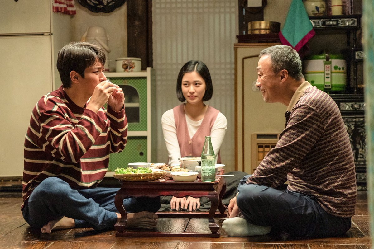 TarizSolis's tweet photo. Nonton "Miracle: Letters to the President" nggak cuma bikin hati remuk &amp; nangis kejer, tapi juga ngerasa lega. 

Kisahkan siswa SMA yg berharap stasiun kereta dibangun di desanya, film ini berbicara soal penyesalan, mengikhlaskan kehilangan &amp; keberanian melanjutkan hidup.

Bagus! https://t.co/NvUlwl1Iqx