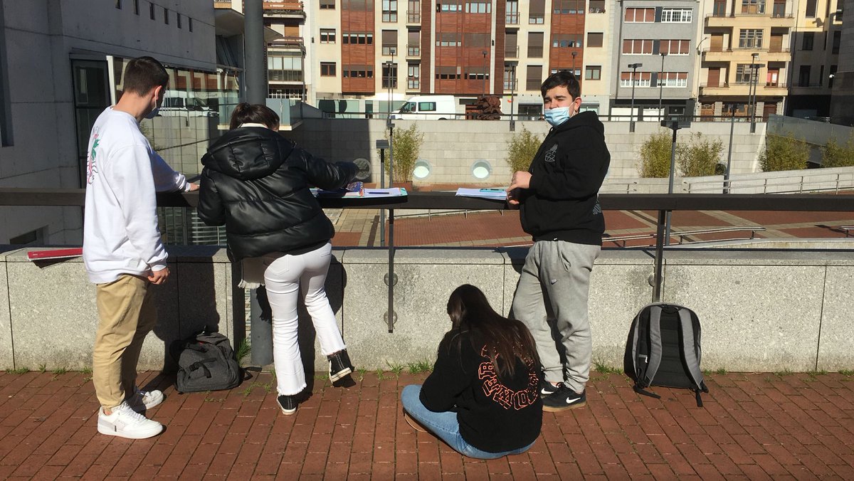 EGIBIDE's tweet photo. Estudiantes de #Bachillerato, dentro de la asignatura de dibujo, poniéndose en la piel de Oteiza e intentando sentir lo que él percibió al realizar las vistas de su escultura. ¡Qué mejor sitio que nuestro @artium_museoa como fin de evaluación para desconectar de los exámenes! https://t.co/ro7IhhVN7O
