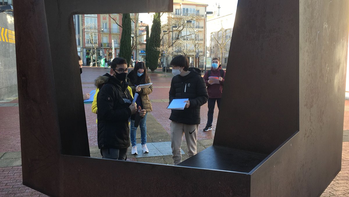 EGIBIDE's tweet photo. Estudiantes de #Bachillerato, dentro de la asignatura de dibujo, poniéndose en la piel de Oteiza e intentando sentir lo que él percibió al realizar las vistas de su escultura. ¡Qué mejor sitio que nuestro @artium_museoa como fin de evaluación para desconectar de los exámenes! https://t.co/ro7IhhVN7O