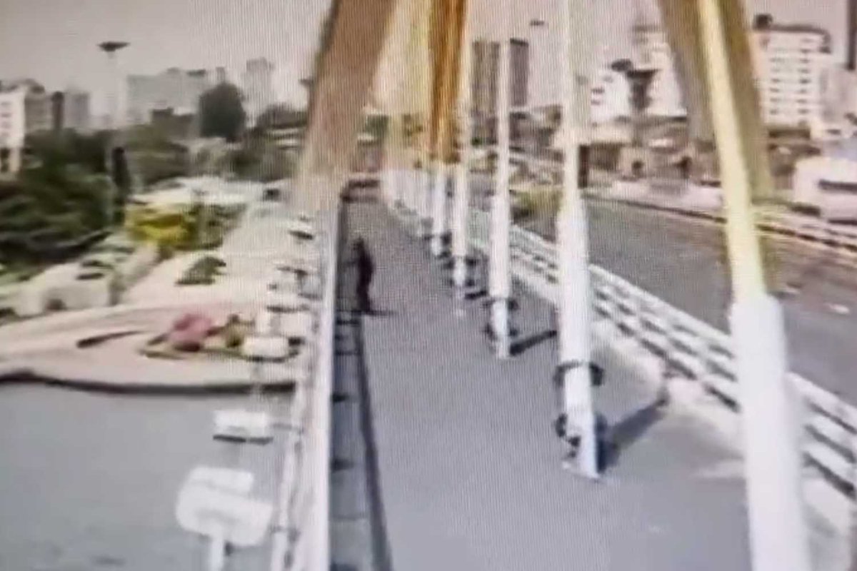 Headless torso and other body parts found in #Bangkok canals may belong to woman who committed suicide by jumping off a bridge, #Thailand Police: It was possible her body was severed by boat propellers bangkokpost.com/thailand/gener…