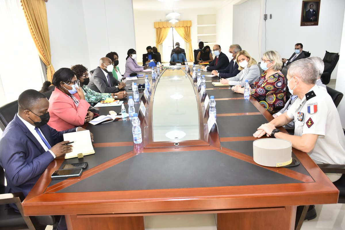 DiplomatieGabon's tweet photo. GABON - #FRANCE
Le Min. des AE @pmoubelet a reçu ce 10/02/22, 1e délégation de parlementaire français conduite par Hle @fdumasdeputee, Pdt de la Comiss. Défns. Natle et Forces Armées à @AssembleeNat.
La #volonté #partagée de poursuivre une coopération active a ponctué l'échange. https://t.co/uKVOrnGFt4