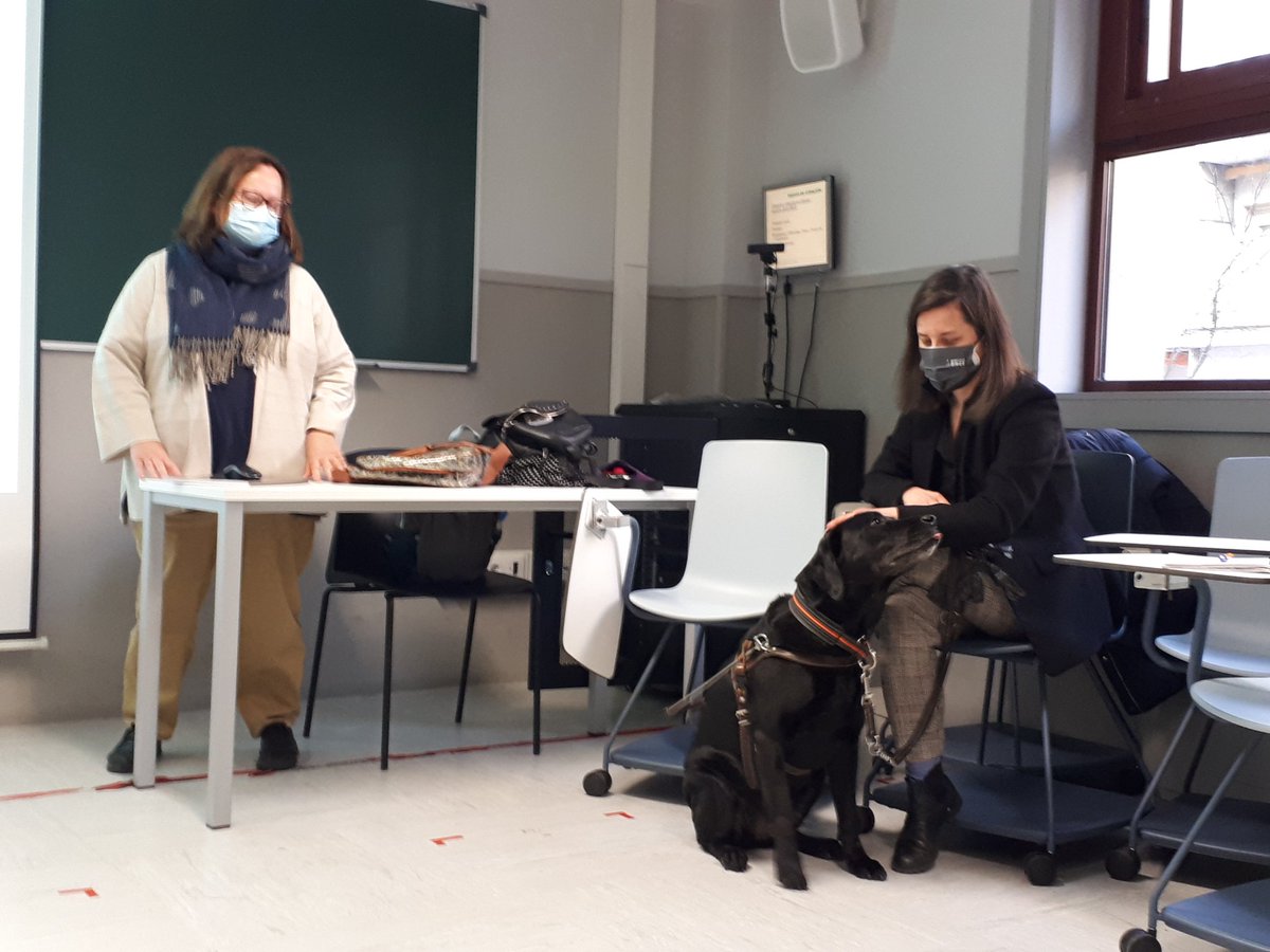 Hoy al <a href="/gradoLSE_URJC/">Grado LSE URJC</a>  vinieron de la UTS de <a href="/ONCE_oficial/">ONCE</a> Raquel Alba y Beatriz Arregui a acercarnos el trabajo que hace ONCE para mejorar la vida de las personas sordociegas y fortalecer su autonomía. ¡Muchas gracias!