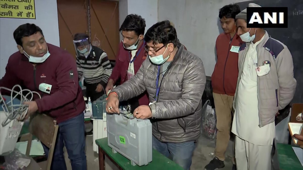 ANINewsUP's tweet photo. Electronic Voting Machines being sealed after conclusion of first phase of UP Assembly elections; Visuals from Public Inter College polling station in Kairana, Shamli 

The district has recorded 61.78% voter turnout till 5 pm https://t.co/eIN9yrGSNJ