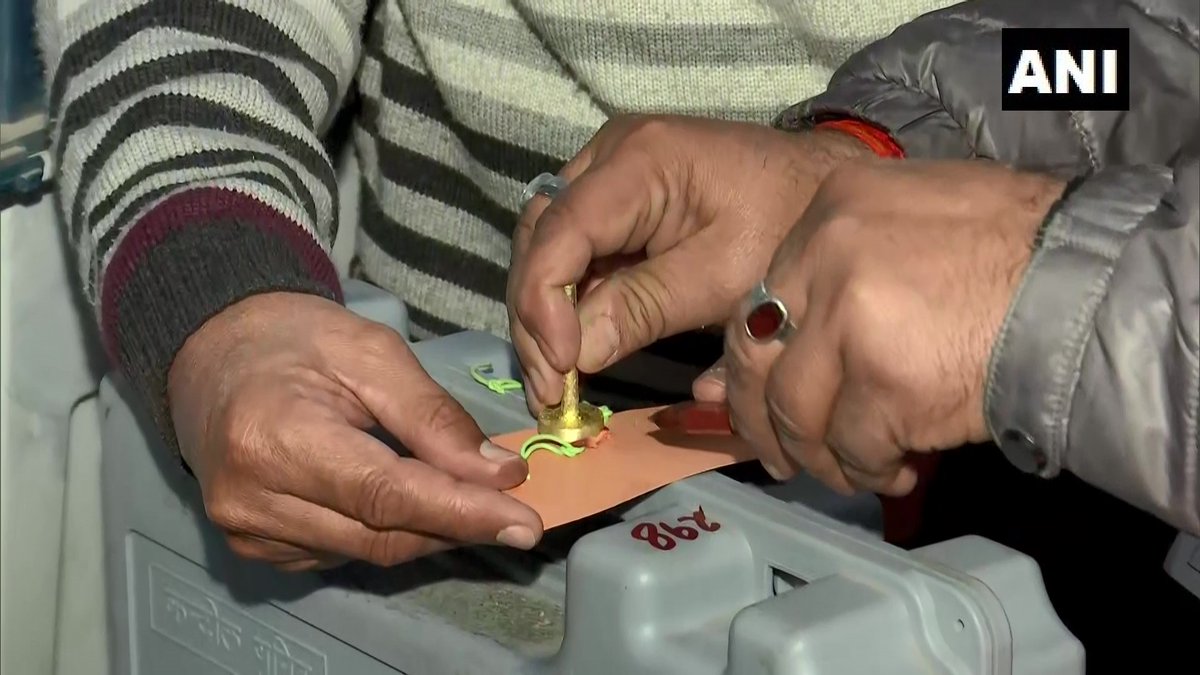 ANINewsUP's tweet photo. Electronic Voting Machines being sealed after conclusion of first phase of UP Assembly elections; Visuals from Public Inter College polling station in Kairana, Shamli 

The district has recorded 61.78% voter turnout till 5 pm https://t.co/eIN9yrGSNJ