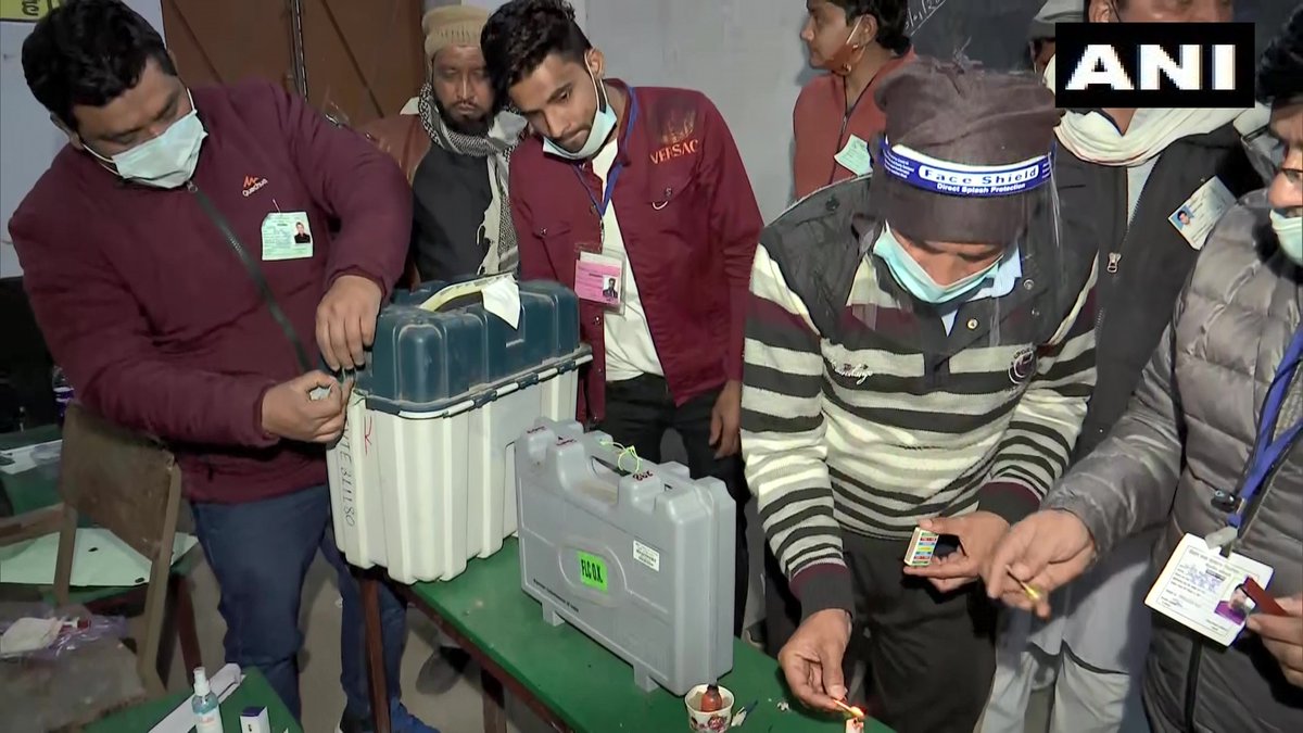 ANINewsUP's tweet photo. Electronic Voting Machines being sealed after conclusion of first phase of UP Assembly elections; Visuals from Public Inter College polling station in Kairana, Shamli 

The district has recorded 61.78% voter turnout till 5 pm https://t.co/eIN9yrGSNJ