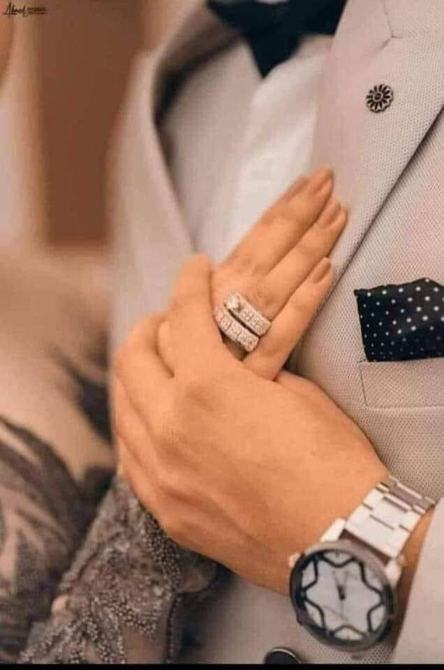 ليس بالضرورة .. أن نعيش قصص حب
كما في الروايات ... لنكون سُعداء 
يَكفينا فقط  كتفٌُ  '' يَشبه وطن لنستند عليه" 
يدًا .. تكون عُكازنا الوحيد فى أيامِنا الصعبه 
قلبٌُ .. يكون بيتنا نَعود إليه كُلما مَسنا التعب 
 نحتاج ... الأمان لا أكثر !!