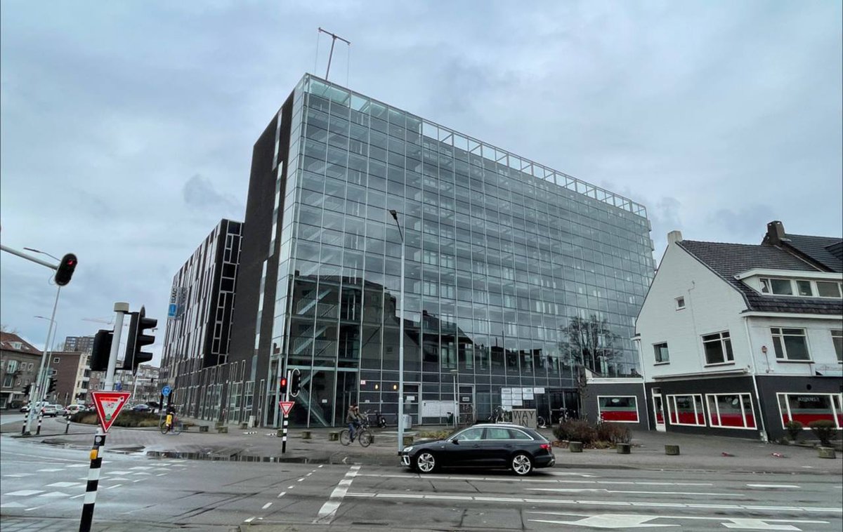 onsnetehv's tweet photo. Door de inzet van Hans van Elzen, Ons Net Eindhoven en @TriNedGlasvezel heeft appartementencomplex Marconiplaza na vijf jaar eindelijk snel glasvezel internet. Jaren is er gestreden om de fout van KPN ongedaan te maken.

https://t.co/d2xPJgFIft https://t.co/uNsXf3kaas