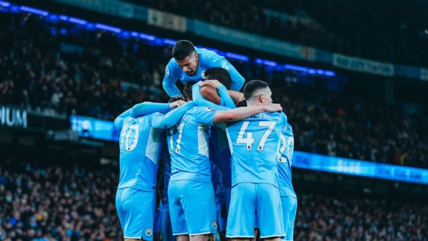 HILO TÁCTICO 🧵:

El Manchester City derrotó 2-0 al Brentford, en un encuentro clave para mantener la distancia en la cima de tabla. Ante un rival que presiona y que apuesta por el juego directo, Guardiola confeccionó un planteamiento capaz de neutralizar ambas facetas del juego.