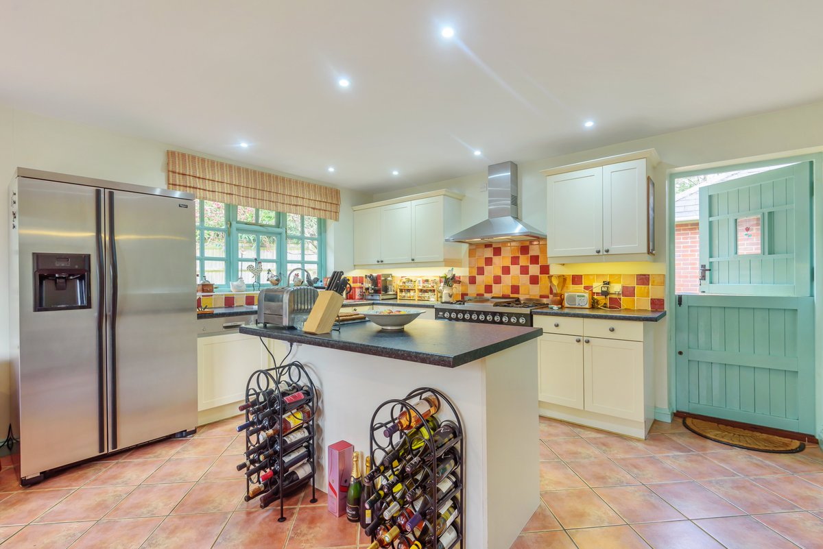 KLestateagents's tweet photo. £1,250,000, Haslemere 🏡
Detached 4 Bedroom Bungalow in a quiet elevated position, with 3 bathrooms, open kitchen/breakfast room, spacious sitting-room opening veranda and detached garden home office. 

Click here to find out more: https://t.co/6YBSdG9Fi0

#property #Haslemere https://t.co/SA6Tn11A8K