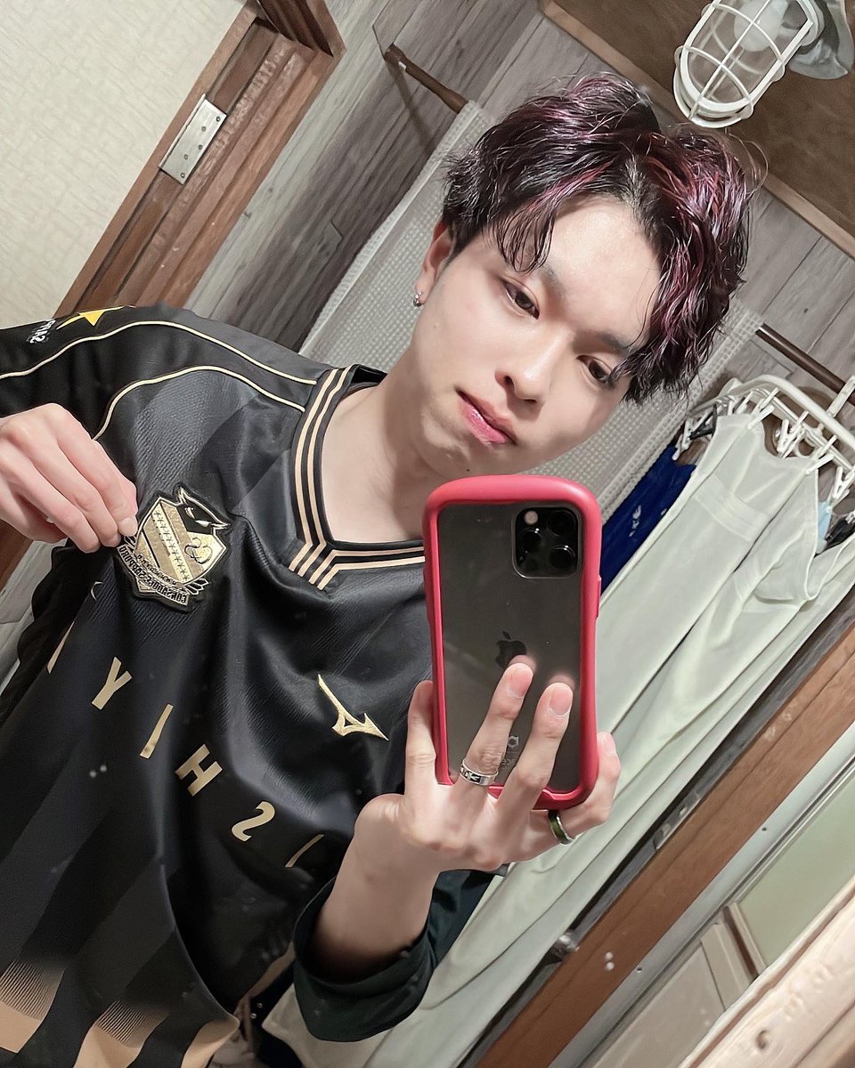 tsurako_daisuke's tweet photo. 今年のユニフォーム届いた〜❤️‍🔥❤️‍🔥

今年は西野くん🔴⚫️ https://t.co/lvfYY0qnSS