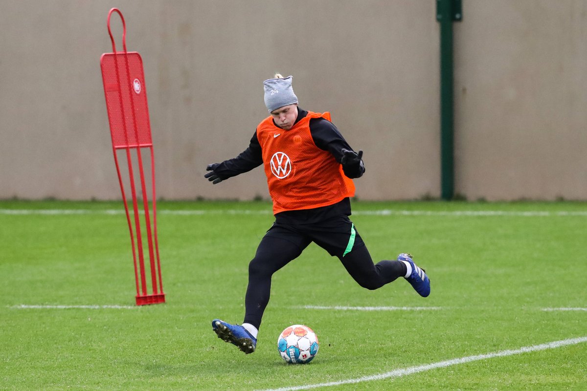 Kohfeldt 💬 : Micky van de Ven wird uns die nächsten Wochen fehlen. Lukas Nmecha und Xaver Schlager hingegen sind am Ende ihrer Reha. Wobei Xaver noch kein Thema für dieses Wochenende ist, bei Lukas schauen wir von Tag zu Tag.

#SGEWOB #VfLWolfsburg