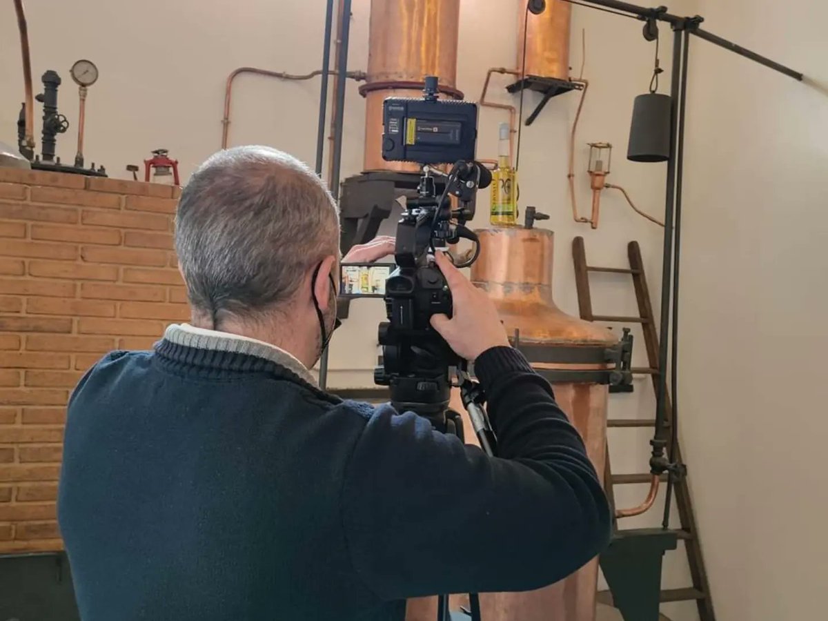 licor_cervato's tweet photo. Hoy hemos tenido la visita de 🎥 HDVIP Producciones

Un reportaje donde vais a poder descubrir un poco más acerca de nuestra empresa y los diferentes licores que elaboramos. En los próximos días os mostraremos el resultado ☺️ https://t.co/jjGOMu3gGY