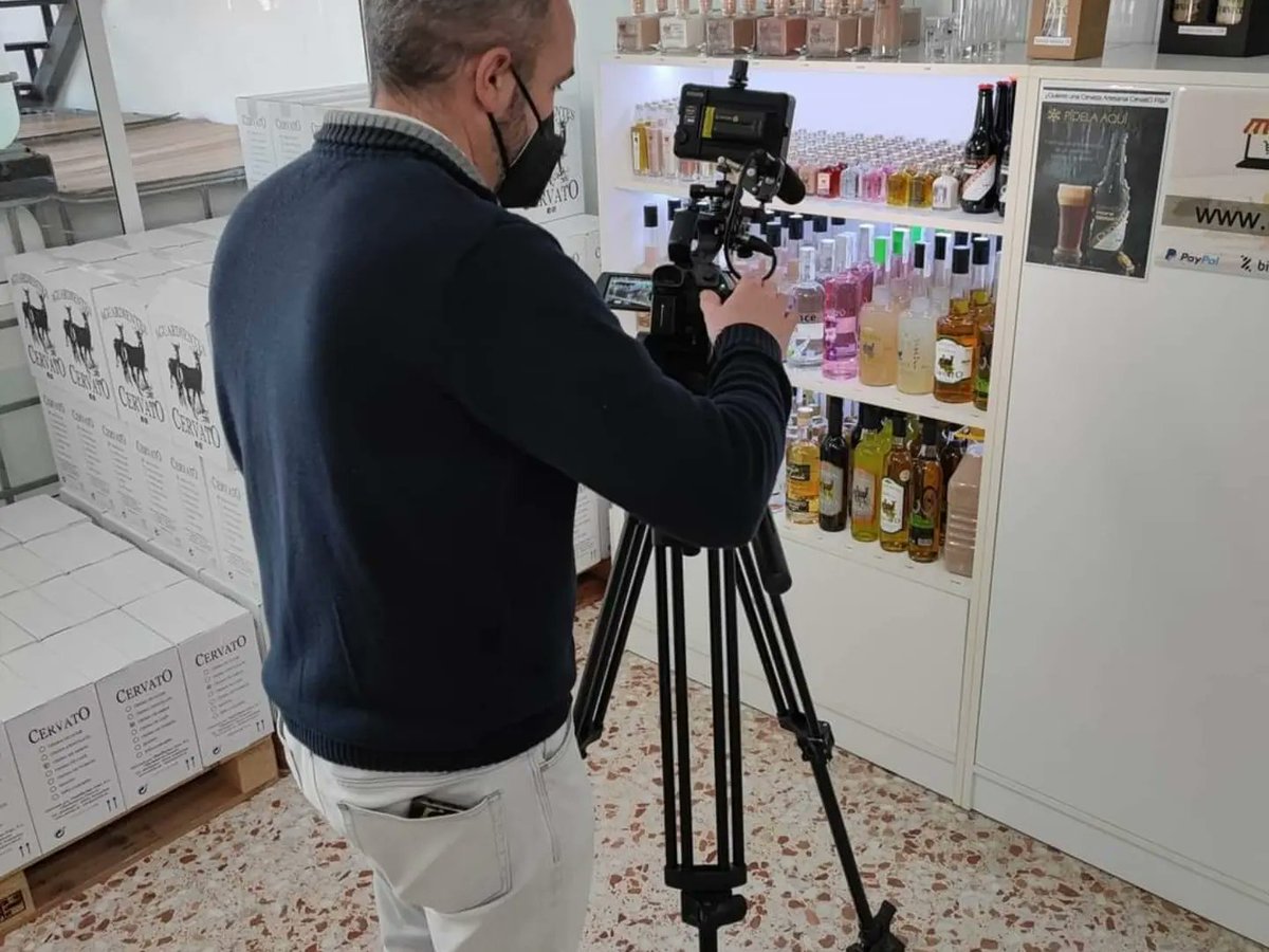 licor_cervato's tweet photo. Hoy hemos tenido la visita de 🎥 HDVIP Producciones

Un reportaje donde vais a poder descubrir un poco más acerca de nuestra empresa y los diferentes licores que elaboramos. En los próximos días os mostraremos el resultado ☺️ https://t.co/jjGOMu3gGY
