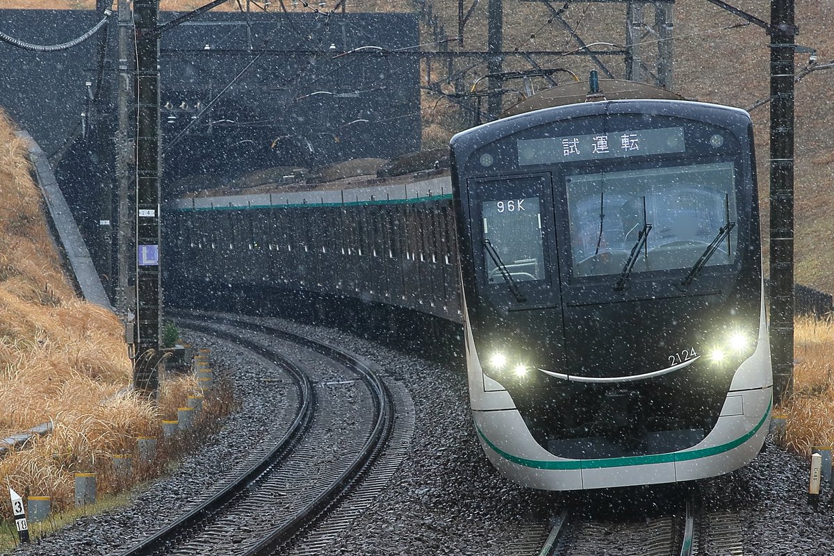 Tokuchan4698606's tweet photo. 2022年2月10日(木)
東急2020系2124F
長津田車両工場出場に伴う試運転
2124Fが恩田を出場しました。
出場後、長津田~鷺沼間にて試運転を行いました。(96運行)
2020系の出場試運転も日常的に見るようになりました。
#東急2020系
#2124F https://t.co/bDkyEVu9PN