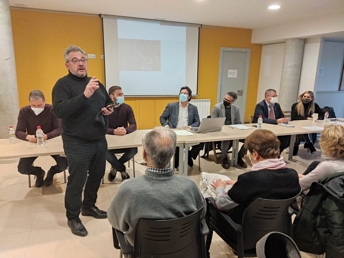 govcatcentral's tweet photo. El secretari de Territori i Mobilitat (@territoricat), @IsidreGavin, ha presentat avui a Calders (el #Moianès) el projecte de condicionament d'un tram de la B-431 que connecta Artés (el #Bages) amb la urbanització Vista Pirineu. https://t.co/1uZ5hHQche