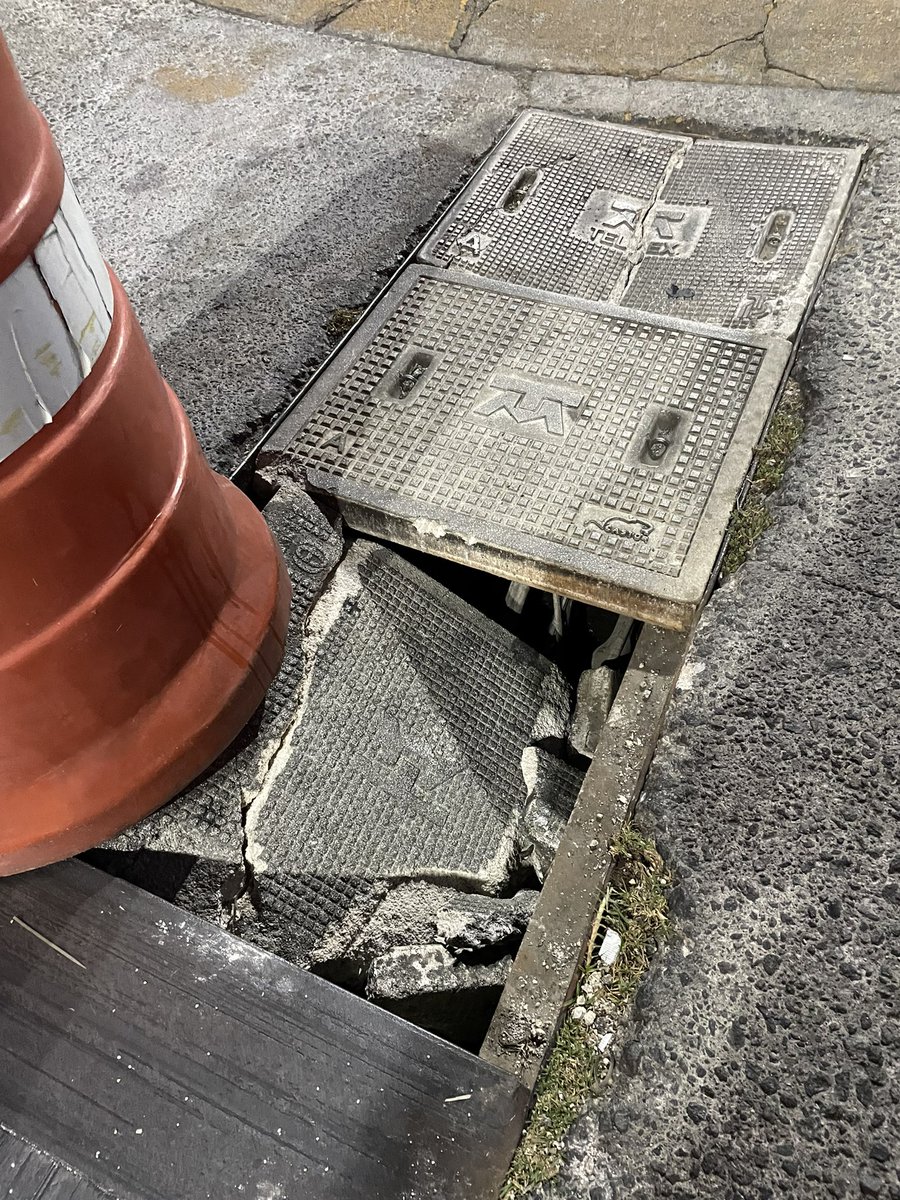 romeroligia's tweet photo. @TELMEXSoluciona Ya se rompió completamente uno de los registros, además de ser muy peligroso, nos afecta el servicio de Telmex https://t.co/COLADEHD8I