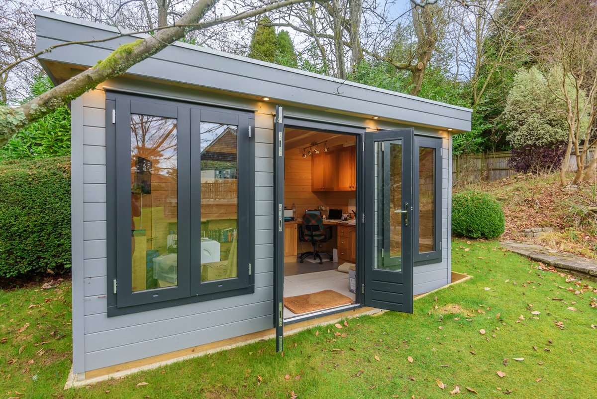 KLestateagents's tweet photo. £1,250,000, Haslemere 🏡
Detached 4 Bedroom Bungalow in a quiet elevated position, with 3 bathrooms, open kitchen/breakfast room, spacious sitting-room opening veranda and detached garden home office. 

Click here to find out more: https://t.co/6YBSdG9Fi0

#property #Haslemere https://t.co/SA6Tn11A8K