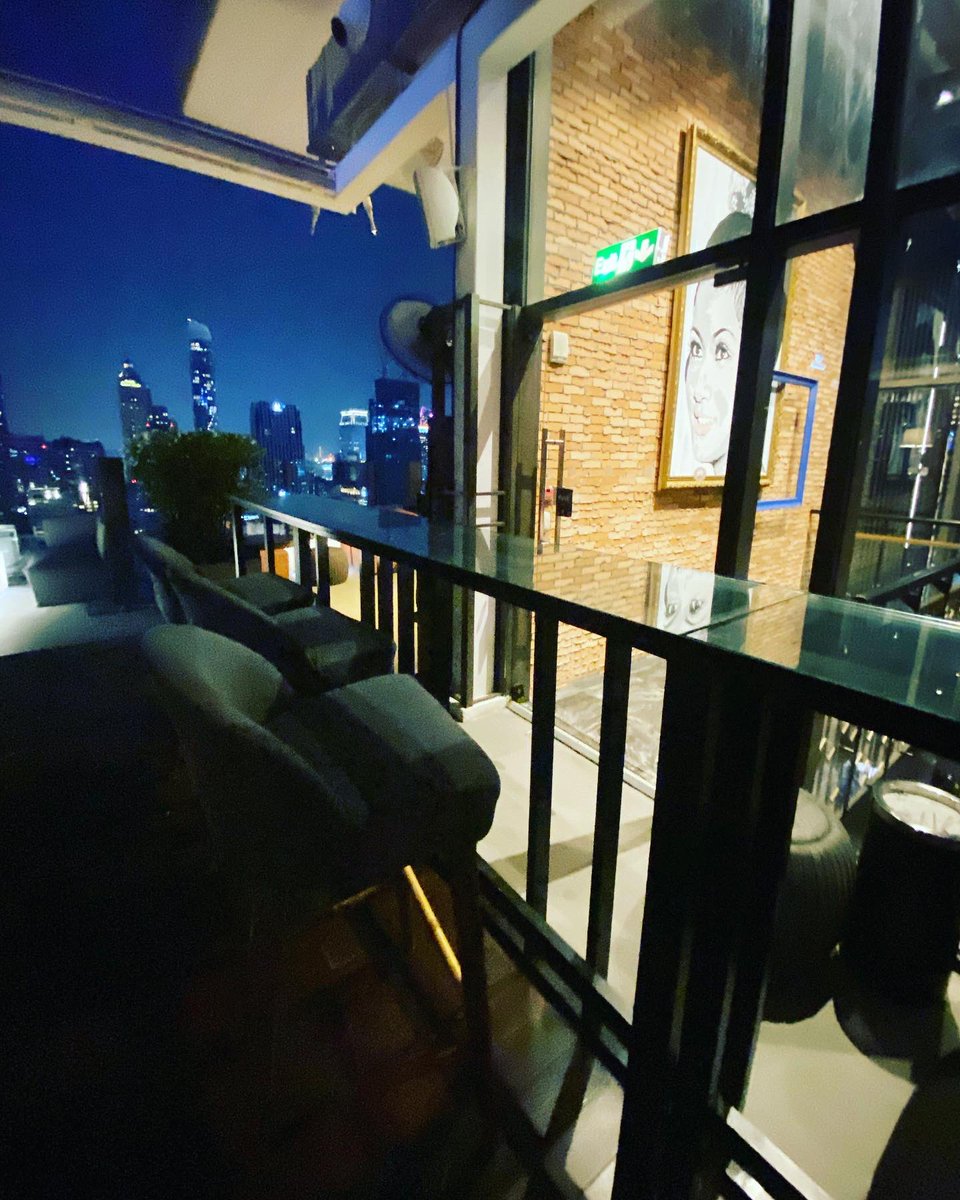 iamkoyjung's tweet photo. ✨Char Rooftop Bar. 🥂😚 ~ ได้เวลาดริ้งค์กันอีกรอบ
#charbar #ก้อยจังรีวิว #indigohotel https://t.co/pc5YOByt0S