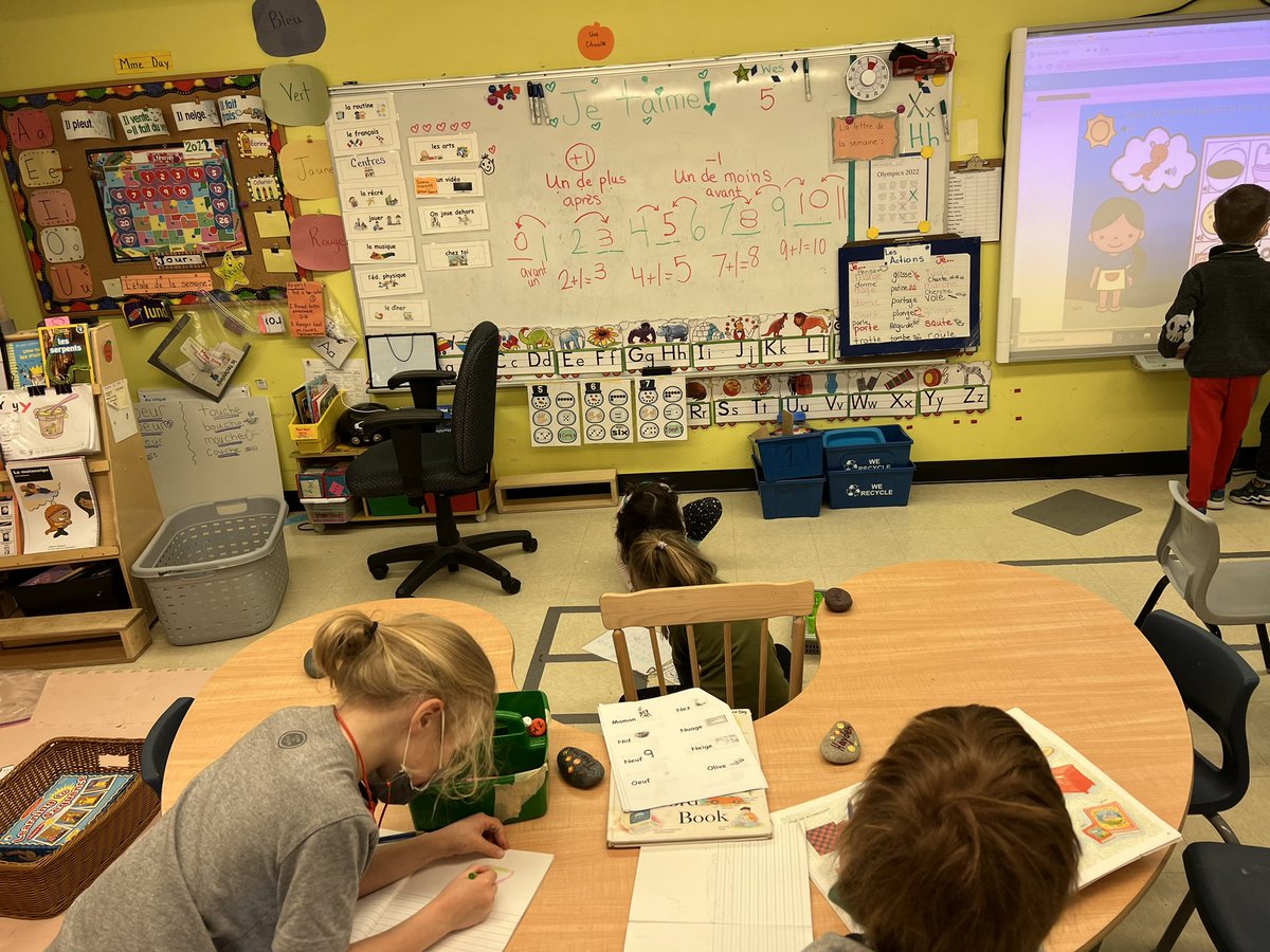 day_mme's tweet photo. Another great day with our centers. @BishopFeild #learningtogether #mathinkindergarten #literacy https://t.co/ZQxoIZW0Nl