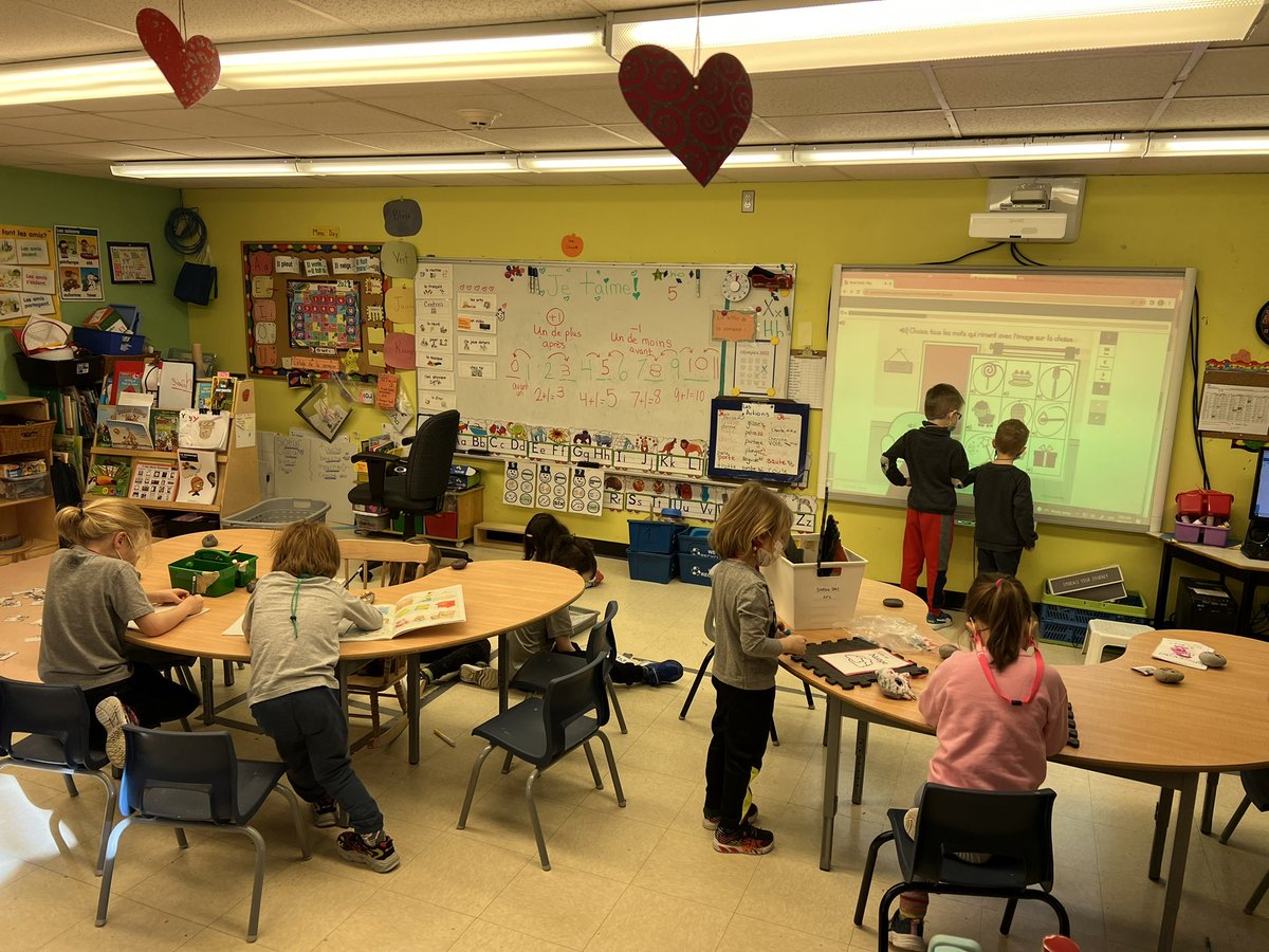 day_mme's tweet photo. Another great day with our centers. @BishopFeild #learningtogether #mathinkindergarten #literacy https://t.co/ZQxoIZW0Nl