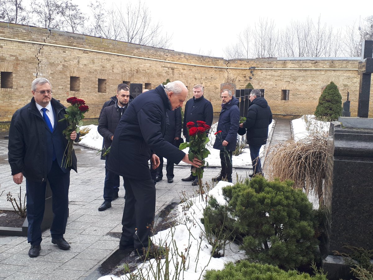 10 февраля в рамках мероприятий, посвященных #деньдипломата, Временный поверенный в делах России на Украине А.П.Лукашик и сотрудники Посольства возложили цветы к месту захоронения видного российского дипломата Е.В.Путятина на территории Киево-Печерской Лавры