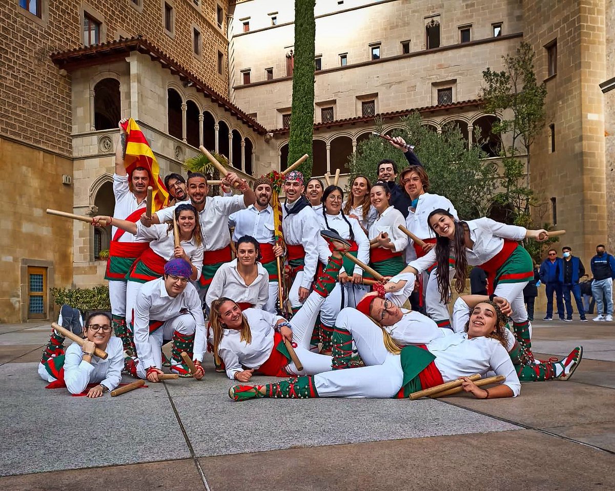 ▶️FESTA MAJOR | La <a href="/bastomontserrat/">bastonersmontserratí</a> participarà diumenge amb dos grups de 8 balladors en la Passada Bastonera de Santa Eulàlia de la Festa Major d’Hivern d'#Esparreguera. També organitzen el Sopar de Torrada i el concert de divendres <a href="/FEDECULCAT/">La FEDE d'Esparreguera</a> 

👉bit.ly/3HIQ5bV