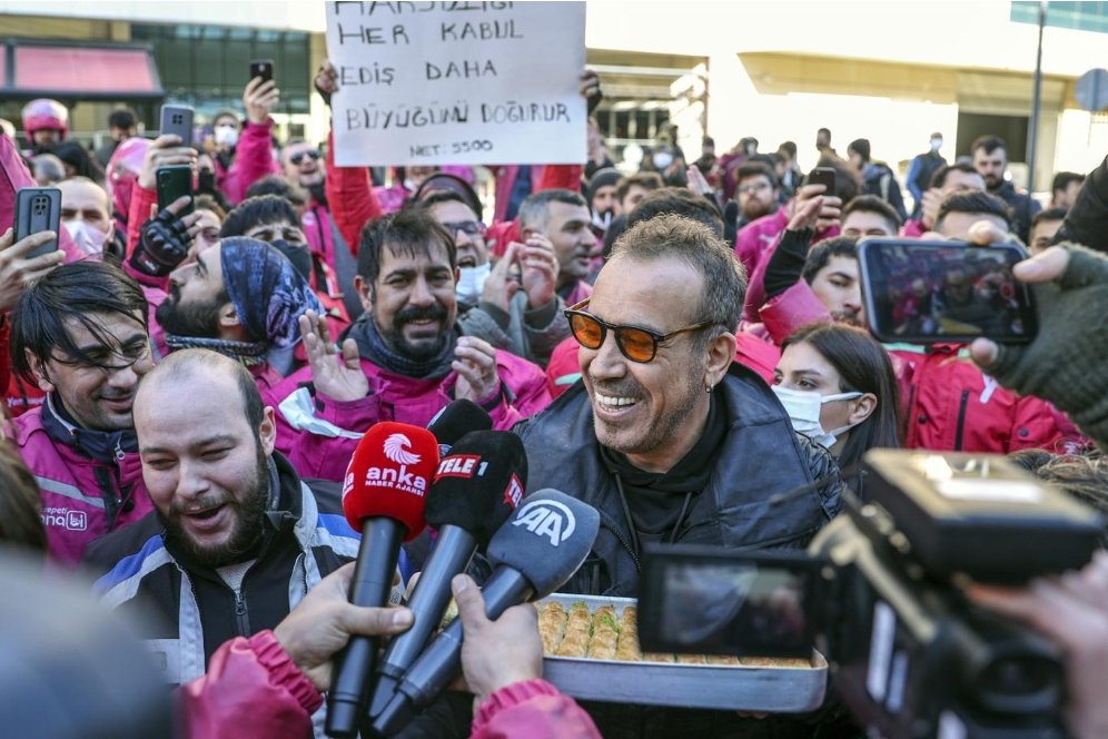 cmknet2's tweet photo. Haluk Levent, eylem yapan Yemeksepeti kuryelerine baklava dağıttı https://t.co/sJ0gk4lBoN