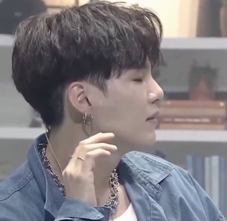 jeonxyzc's tweet photo. “Life is hard as an undercut yoongi enthusiast” - A thread https://t.co/rS2u3n8J6H