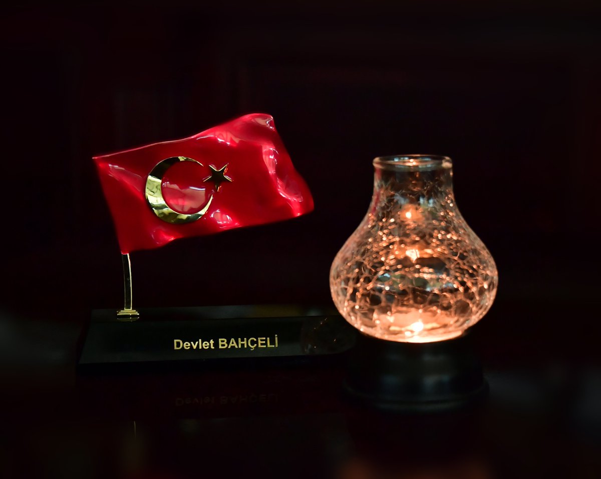 dbdevletbahceli's tweet photo. Bu kapsamda, her il teşkilatımızın Kılıçdaroğlu’na bir kandil göndererek aydınlanmasına yardımcı olmasını bekliyor, bu talimatımı paylaşıyorum. Nasıl olsa Kandil’e yabancı değildir, nasıl olsa Kandil’in köhne ışığıyla yolunu bulmaya çalıştığını görmeyen de kalmamıştır. https://t.co/AST7w70Jzk