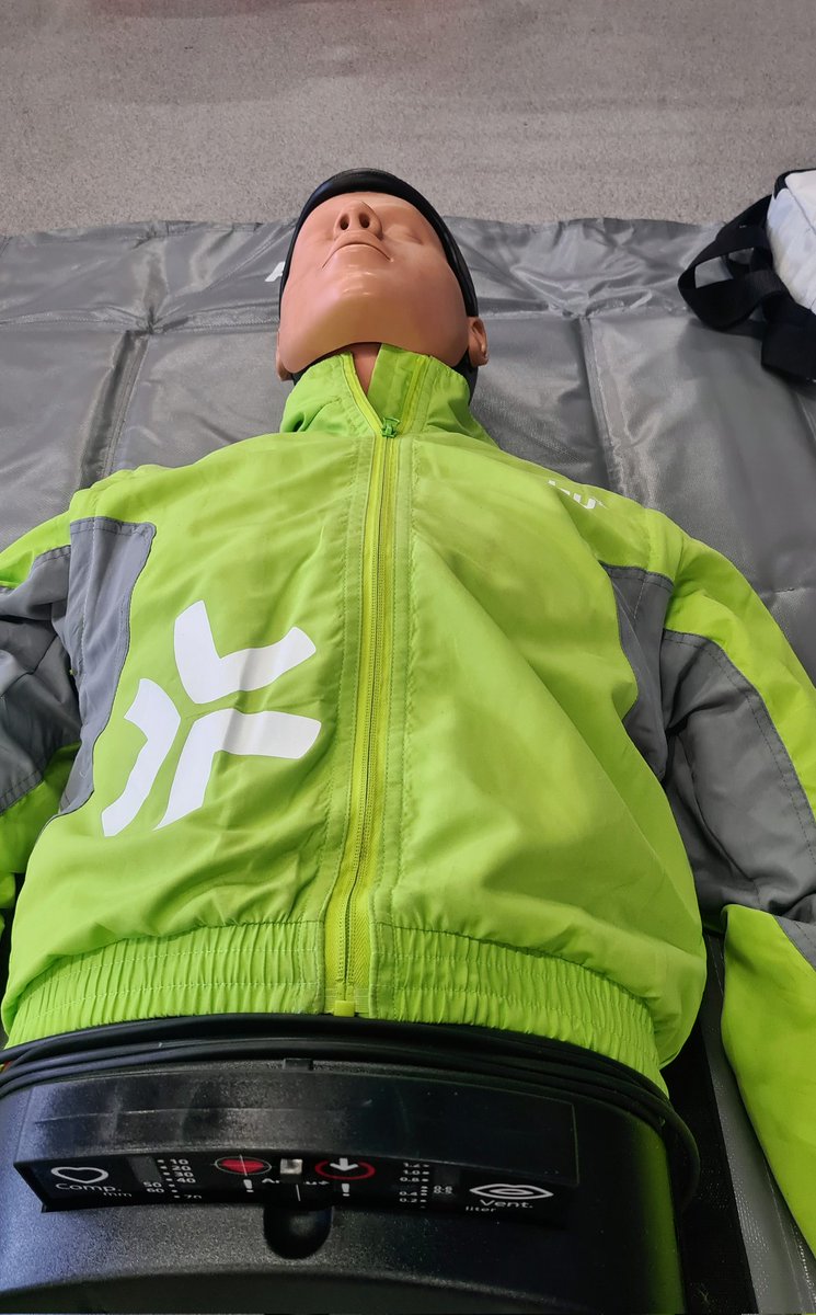 De man met display op zijn buik gereanimeerd. Dank <a href="/brandweerDR/">Karin Weber</a> voor de nuttige herhaling. #oefening #vakbekwaamheid.