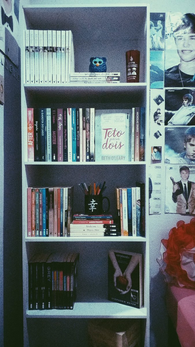 Nuneesmiih's tweet photo. Meu sonho que virou realidade. Agora tenho a minha própria estante!! 🥰📚🤧😩🥺 https://t.co/WPD9WPX9ns
