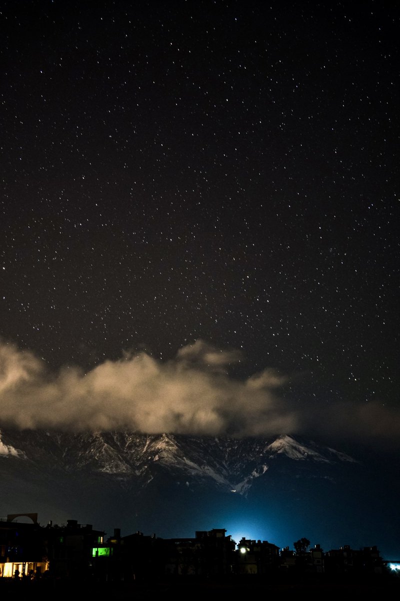 Tolecen's tweet photo. 凌晨5点大理的星空，配上苍山的皑皑白雪，美���了。拍到了一点银河的尾巴，可惜银河中心在太阳升起的方向已经不明显了。 https://t.co/P36YBc27xV