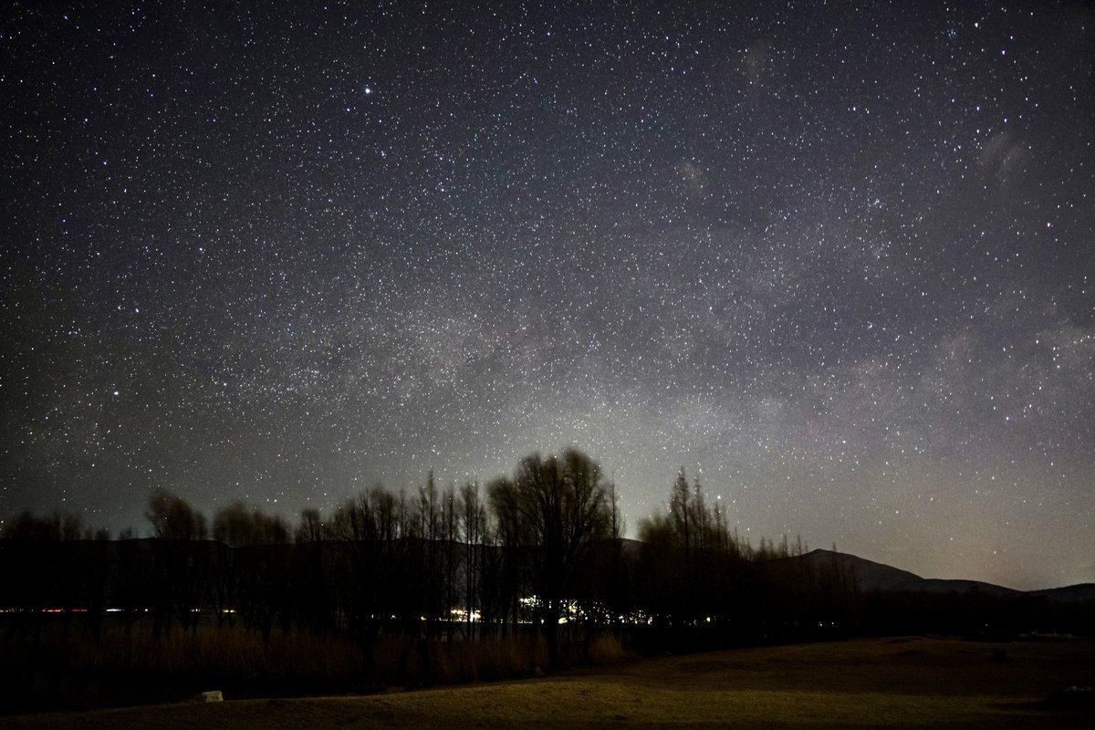 Tolecen's tweet photo. 凌晨5点大理的星空，配上苍山的皑皑白雪，美���了。拍到了一点银河的尾巴，可惜银河中心在太阳升起的方向已经不明显了。 https://t.co/P36YBc27xV