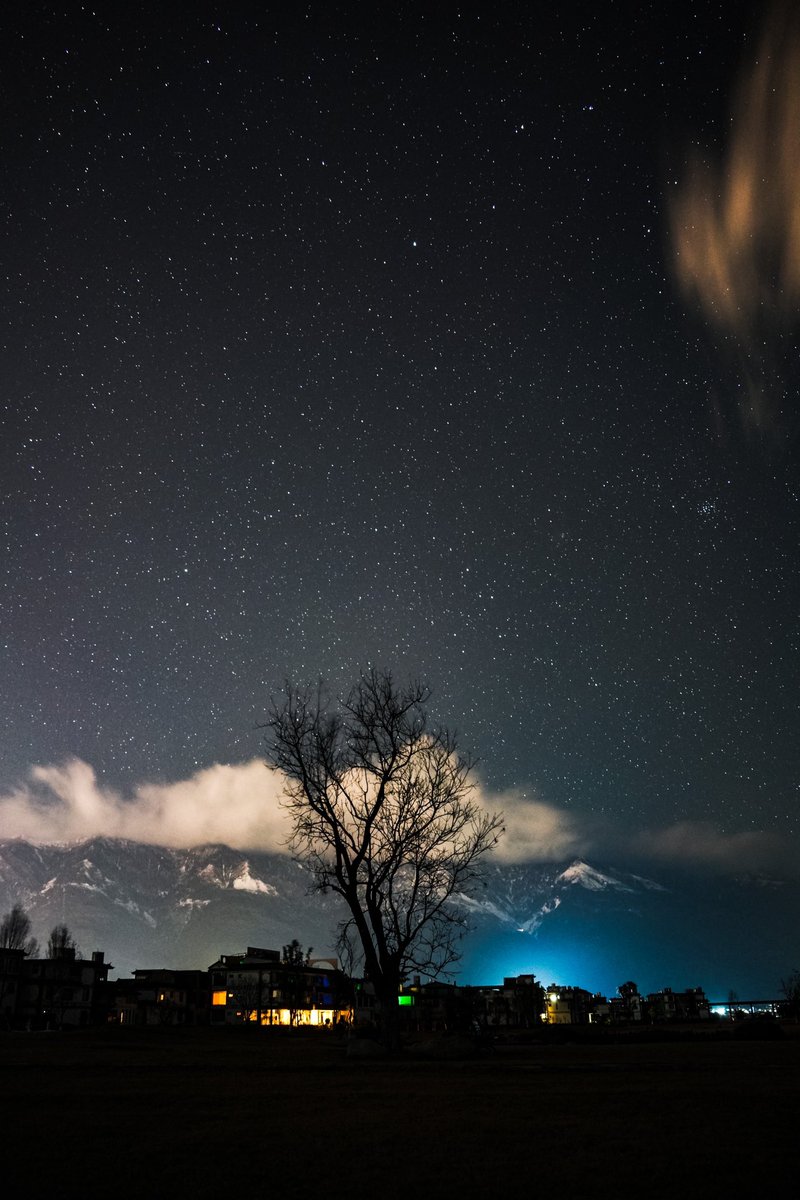 Tolecen's tweet photo. 凌晨5点大理的星空，配上苍山的皑皑白雪，美���了。拍到了一点银河的尾巴，可惜银河中心在太阳升起的方向已经不明显了。 https://t.co/P36YBc27xV