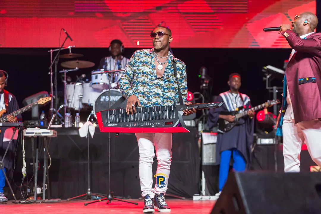 ASRECORDS225's tweet photo. #Arielsheney était présent sur la scène du Sofitel, pour soutenir Les Patrons lors de leur concert. Il a assuré le show sur scène, en compagnie de ses aînés🤩

Rdv le 12 Février au palais de la culture, pour le deuxième acte du concert de ces légendes de la musique ivoirienne🙌🏾🇨🇮 https://t.co/nXfWvGshfT