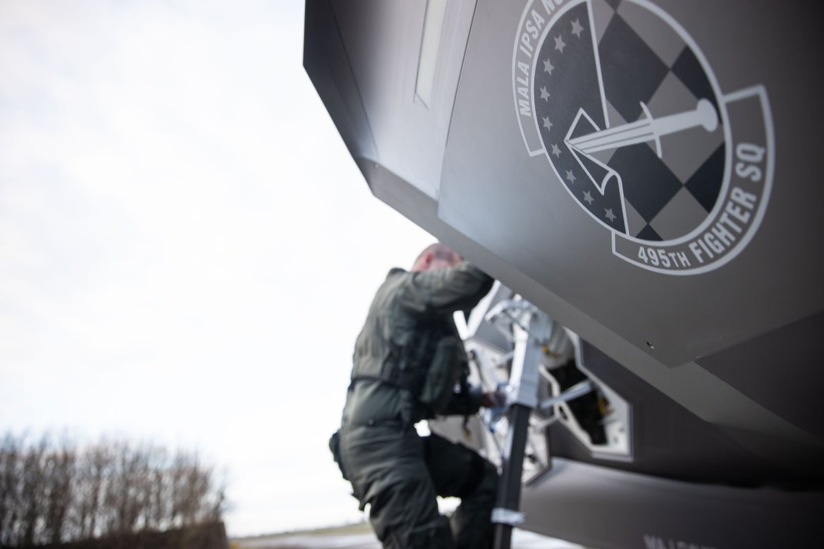 VlbLeeuwarden's tweet photo. Yesterday and today our F-35s trained with the #Valkyries from @48thFighterWing! Working on interoperability and strengthening our long-standing partnership. Hope to C U back @VlbLeeuwarden again soon! #LightningForce #R2FOC #322sqn #5thGenAF #StrongerTogether @NATO @HQUSAFEAFAF https://t.co/5K4pmE7Jpy