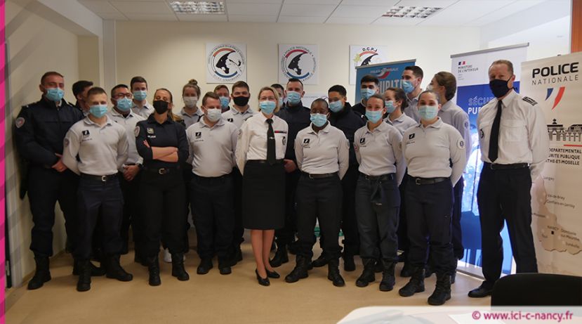 20 nouveaux Policiers dans le 54 !
Lundi, la Directrice Départementale de la Sécurité Publique de Meurthe-et-Moselle, le Directeur Adjoint et l'ensemble des Chefs de service leurs ont souhaité la bienvenue.
Nous leur souhaitons une très belle carrière !