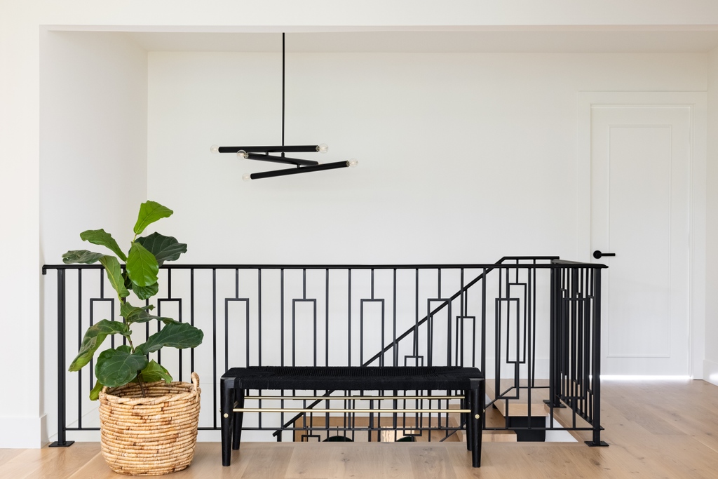 Designs_AV's tweet image. Railing. This custom railing by Artistic Stairs from #AVDBayview helps to create a gorgeous moment on the upper landing. ⁠
⁠
Interior Design: @designs_av⁠
Photography: @klassen_photography⁠
Build: @RawlykDevelopments
⁠
#Customrailing #rails #Gorgeous #AVDesign #Stairlove