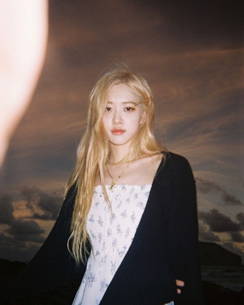 rosoloist's tweet photo. Happiest birthday to our ray of sunshine! I hope that you will achieve all of your goals in life. I will always support you. Have a birthday as amazing as you are.

HAPPY HALF FIFTY ROSÉ
#OurRockstarROSÉDay
#봄의시작_채영아_생일축하해 https://t.co/GZF8UkBdEM