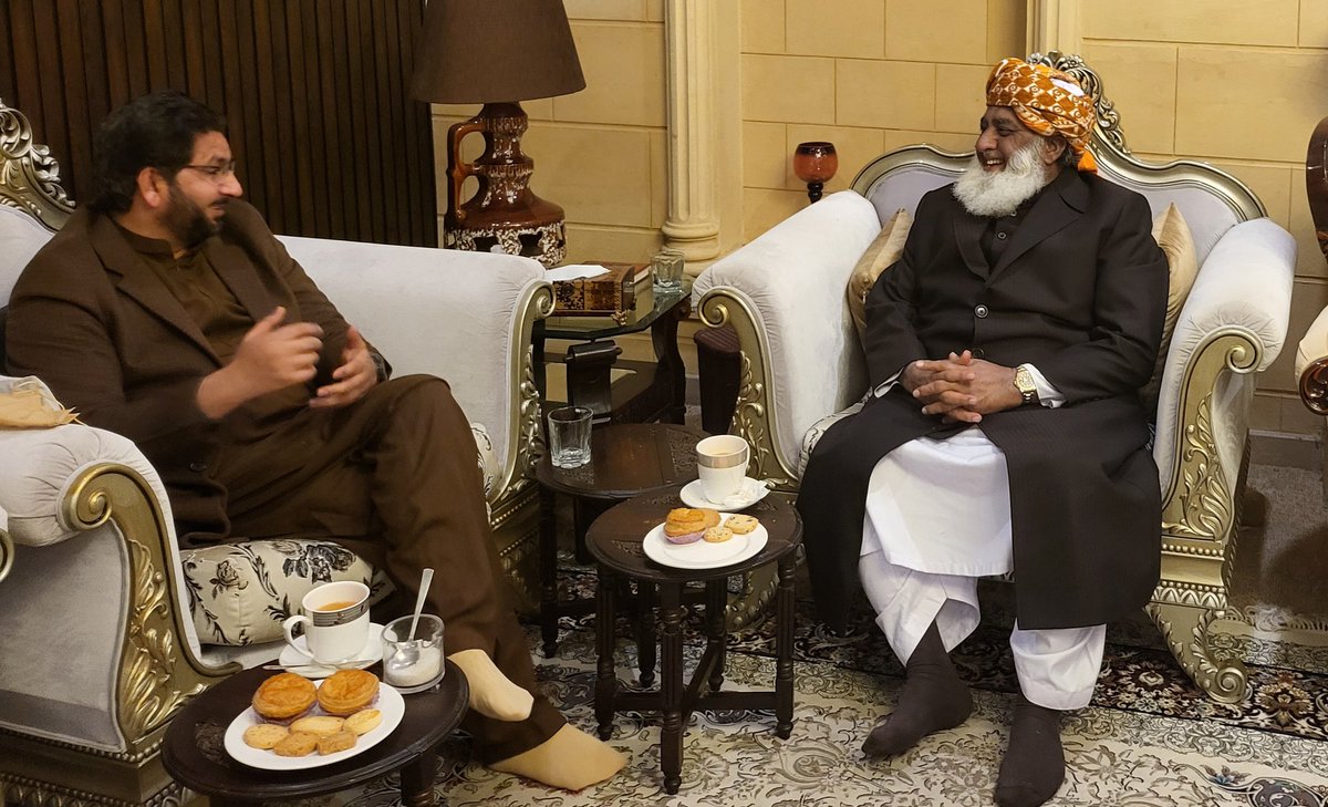 SaleemKhanSafi's tweet photo. آج مولانا سےملاقات میں عدم اعتماد سےمتعلق اپوزیشن کی حکمت عملی کو سمجھنےکی کوشش کی۔وہ تفصیل بتانےسےگریز کررہےتھےلیکن اتنا پتہ چلاکہ اصل منصوبےسےصرف مولانا،نواز،شہباز،زرداری،بلاول اورجہانگیر ترین آگاہ ہیں۔سب انتہائی رازداری سےکام لیتےہوئےاپنے قریبی لوگوں کو بھی تفصیل نہیں  بتارہے۔ https://t.co/2JzDZR2kIf