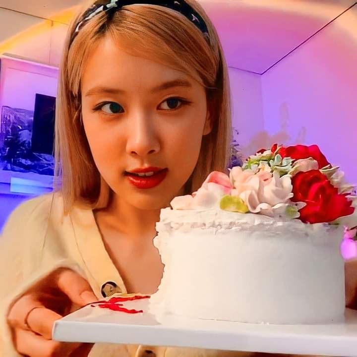 Hn19025972's tweet photo. HAPPY HALF FIFTY ROSÉ 
#OurRockstarROSÉDay 
#봄의시작_채영아_생일축하해 https://t.co/zW3paXrytv