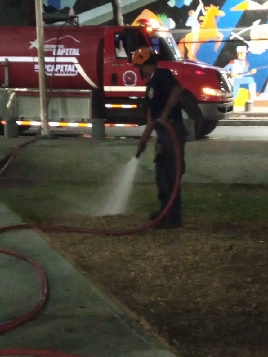 PCCAPITAL's tweet photo. 🟧🟦 Ayer en la Noche personal de #PCCapital realizó #Baldeo y regado de Grama y Matas en los alrededores de la Plaza Bicentenario, en Parque Carabobo.
#SomosLaFuerzaNaranjaQueNuncaDescansa https://t.co/6YfSHbs6da