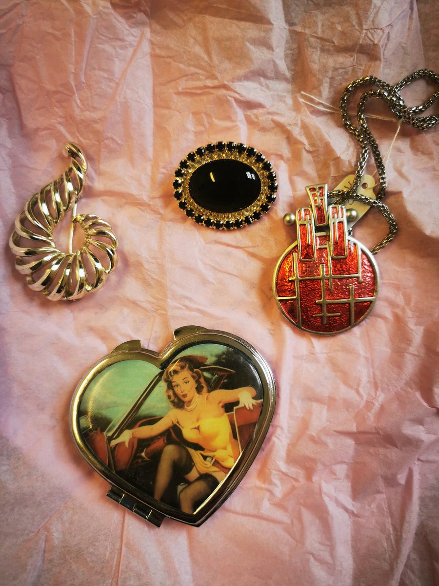 BrendamKearns's tweet photo. Went to charity shop on Botanic looking for a blue and white jug akin to @SaraONeillArt no jugs but ended up with this little prog.
#prog
#broaches
#lovepinkandred
#compactcollector
#lunchtimefuntime
#thursdayvibes
#citylife https://t.co/cvutiXOp48
