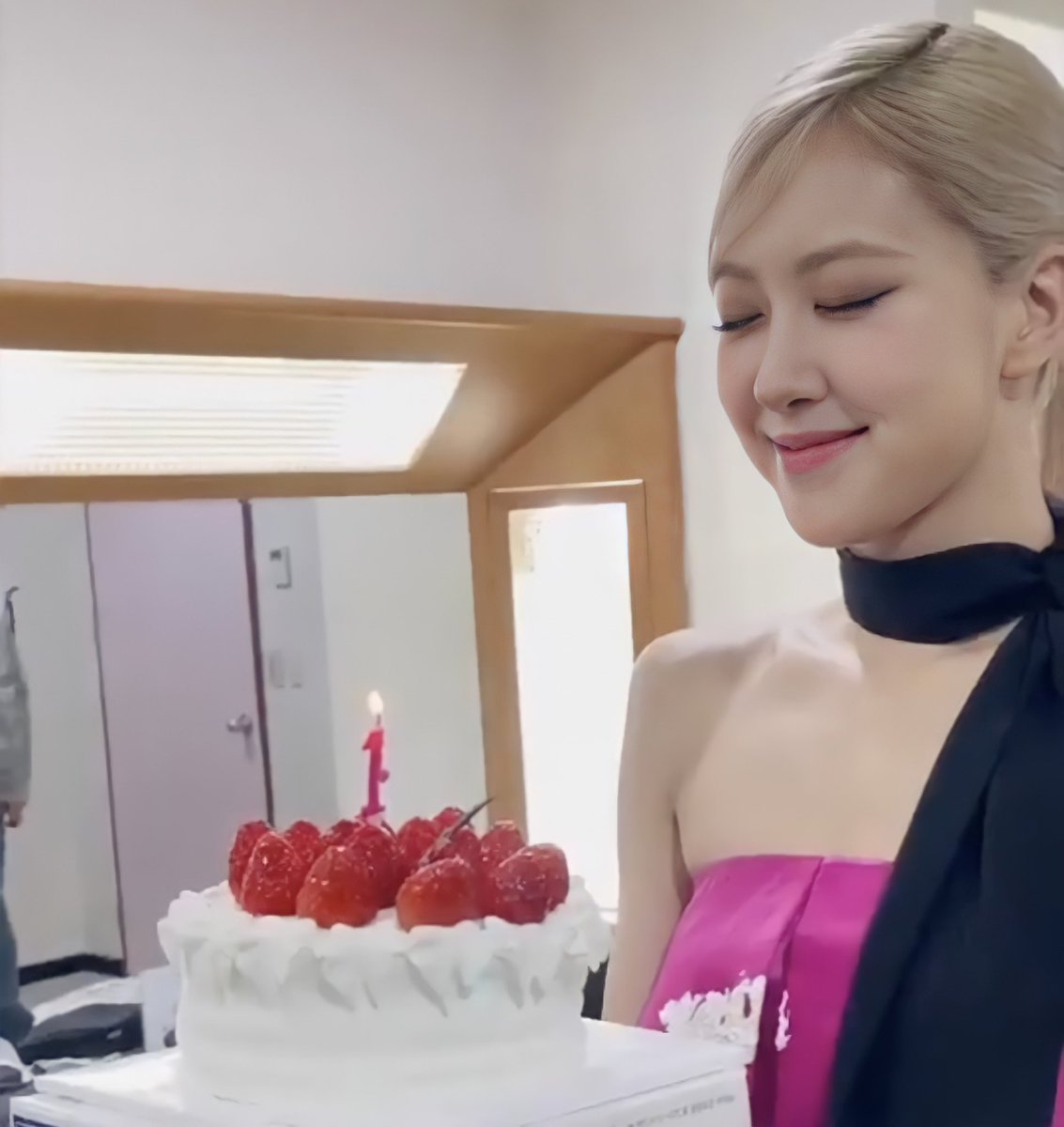 RoseGold_VN's tweet photo. Thank you for making each day special just by being yourself. 
We hope your birthday is as special as you are, our sweetest girl 💓@roseanne_555 

HAPPY HALF FIFTY ROSÉ
#OurRockstarROSÉDay
#봄의시작_채영아_생일축하해 https://t.co/LZljZHim4e