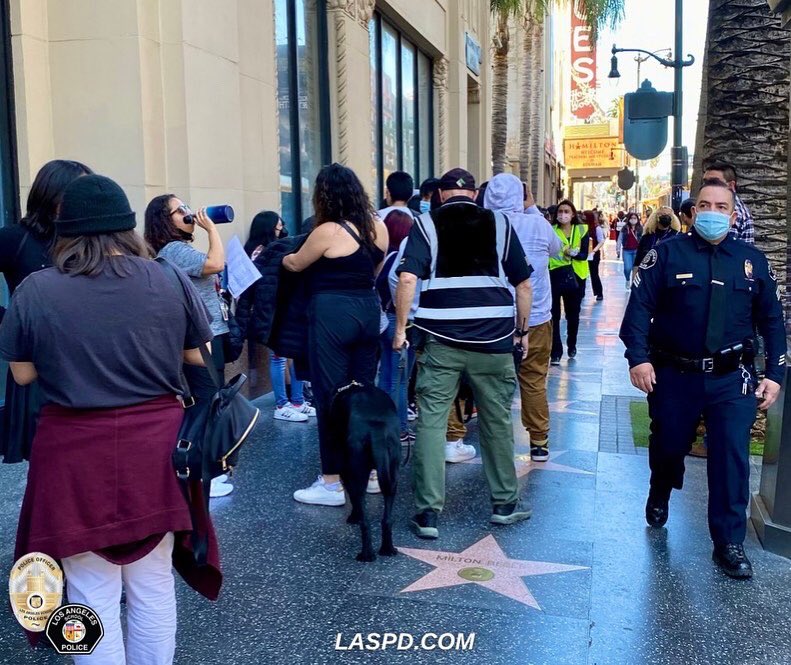 LASchoolPolice's tweet photo. Yesterday afternoon @Pantages hosted approximately 3,000 #LAUSD students &amp; staff to see the grand reopening of @HamiltonMusical.

Full post> https://t.co/fJdR4GQYCc

#LASPD #HamiltonMusical #PantagesTheater #Hollywood #CopsAndKids #CommunityPolicing #SafetyFirst https://t.co/WocmDLlwRh