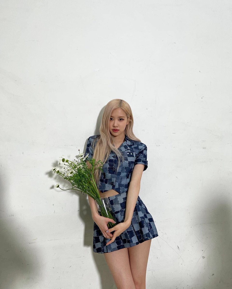 minecua901's tweet photo. A day my angel was born 
HAPPY HALF FIFTY ROSÉ 
#OurRockstarROSÉDay
 #봄의시작_채영아_생일축하해 https://t.co/uDd4VXKXmF
