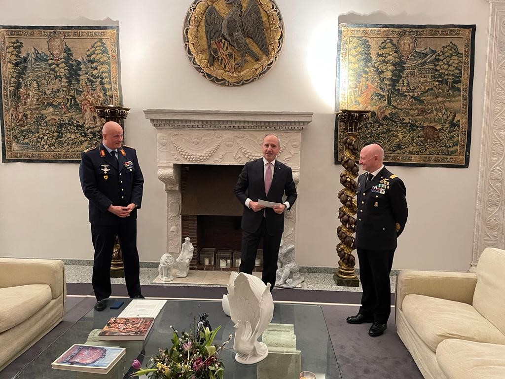 ItalyinGermany's tweet photo. L’Amb.#Varricchio ha conferito al Capo di Stato M. dell’Aeron. mil.🇩🇪,Gen.Leutn. #IngoGerhartz, la Medaglia d’argento al merito aeron. in presenza del Capo di Stato M. dell’Aeron. militare 🇮🇹, Gen. S.A. #LucaGoretti. @Team_Luftwaffe @BMVg_Bundeswehr @ItalyMFA_int @MinisteroDifesa https://t.co/7xHBkDan5W