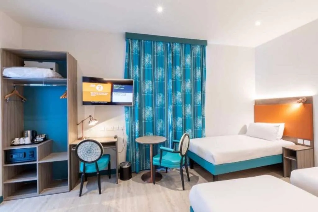 Bedroom for 3 or 4? No problem!

Our ensuite triple and quad bedrooms are perfect for the larger group or family

#London #Hotels #Longerstay #Temporaryhousing